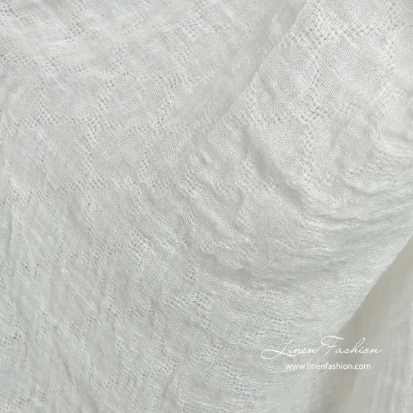 オフホワイトのリネン生地、透かし模様のダイヤモンド柄、ウォッシュ加工 - 画像 (3)