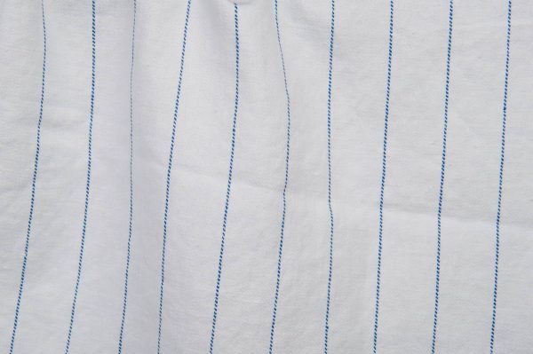 ブルーのストライプが入ったホワイトウォッシュ加工の生地