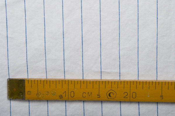 ブルーのストライプが入ったホワイトウォッシュ加工の生地 - 画像 (3)